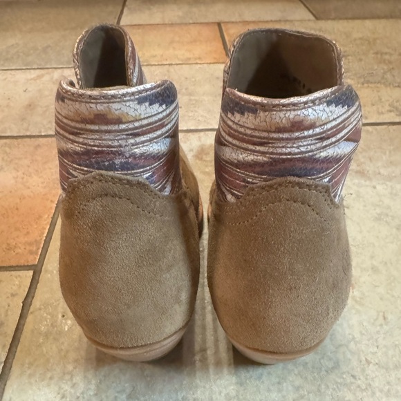 ARIAT HAZEL DIXON CHIMAYO TAN SUEDE WOMEN’S ANKLE BOOTS BOOTIES SNIP TOE SIZE 7B - Picture 6 of 7